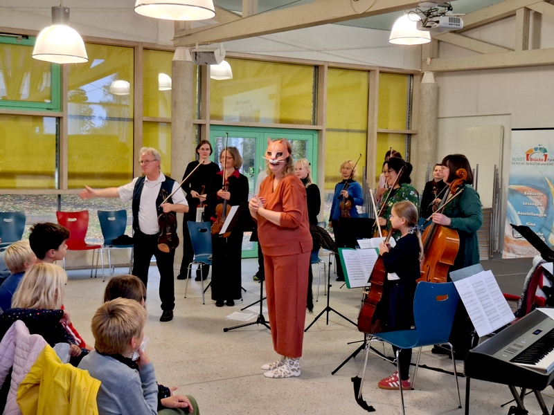 Eine Katze führt durch Vivaldis „Vier Jahreszeiten“, Bernau Eine Katze führt durch Vivaldis „Vier Jahreszeiten“, Bernau